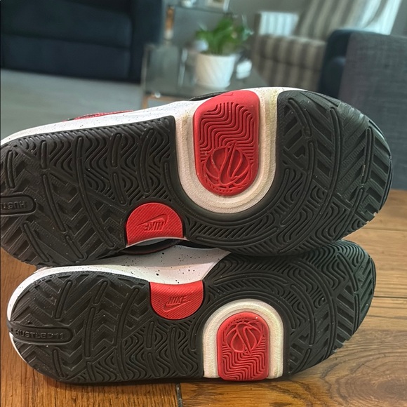 Nike Black and Red Sneakers with Modern Design - Picture 3 of 3